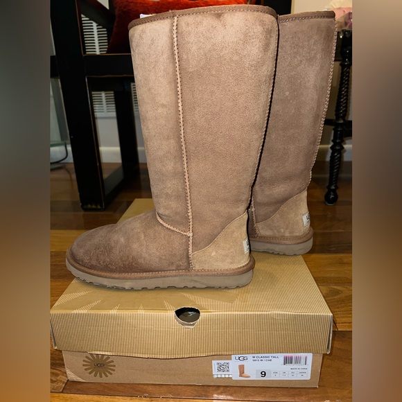 Classic Tall Chestnut Uggs - Picture 2 of 5